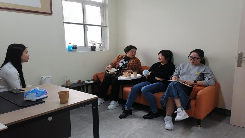 在翻译过程中，要注意语言规范，避免出现中式英语。以下是一些常见的中式英语表达：